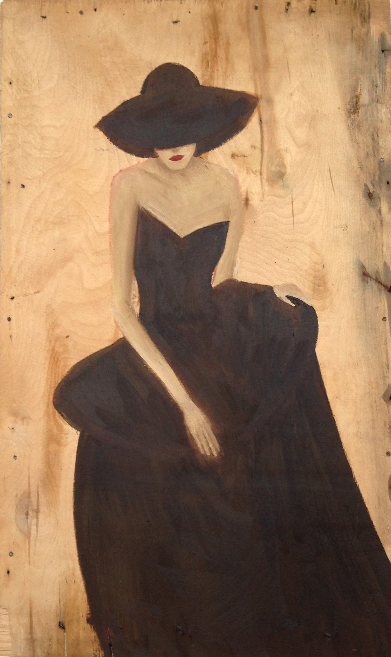 moon. Frau auf Holz im braunen Abendkleid